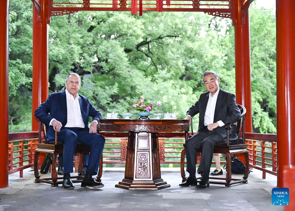 Chinese FM meets Russian counterpart on SCO cooperation