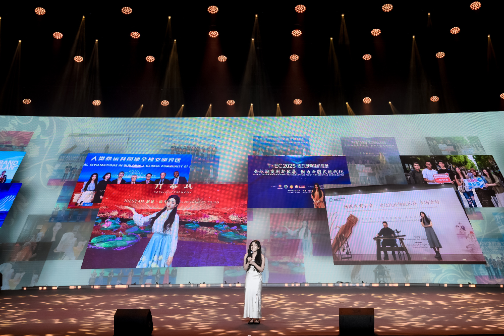 The Award Ceremony of the Third Global Youth Bilingual Broadcast Announcing and Anchoring Contest concludes at CUC