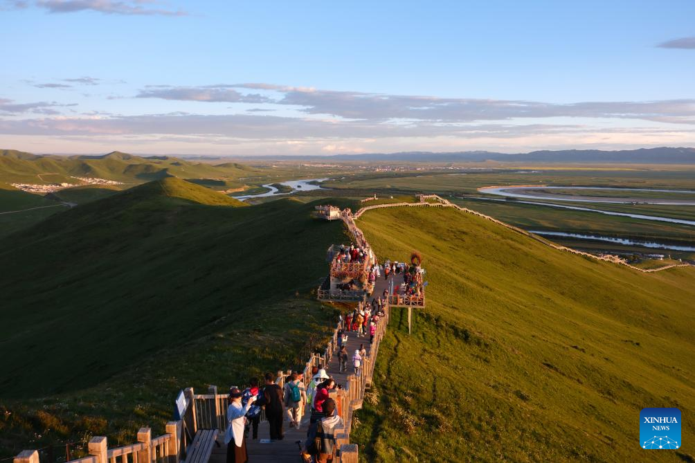 Ruoergai County in Sichuan enters peak summer tourism season