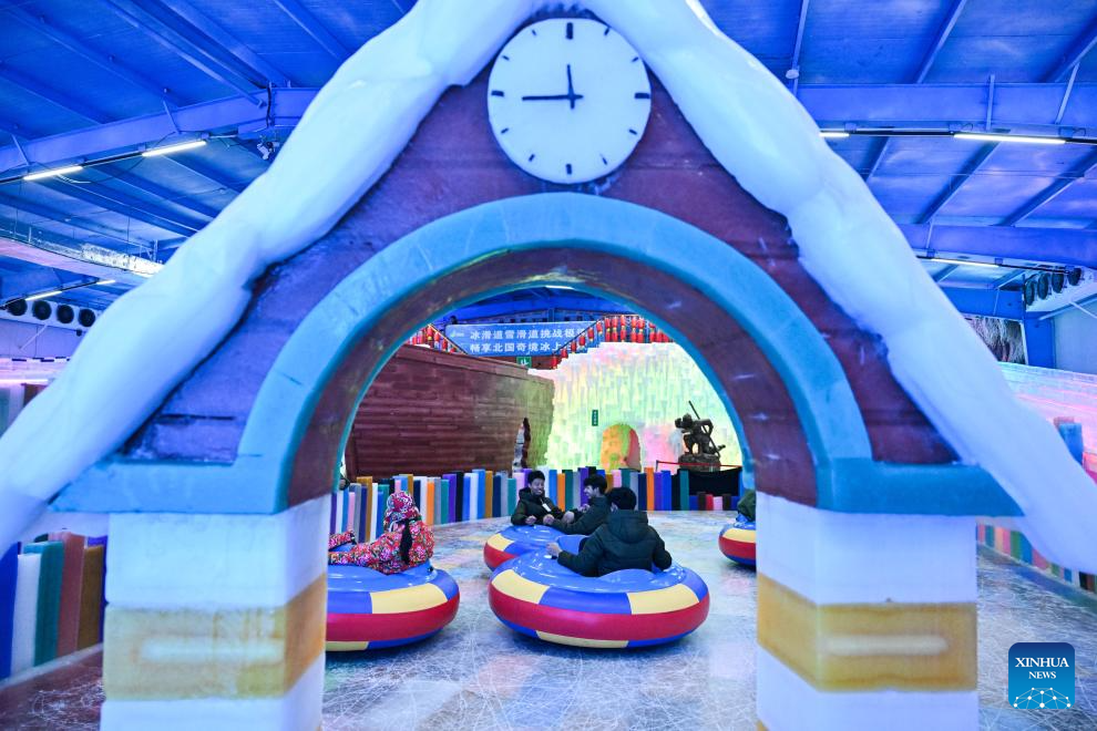 People visit indoor snow and ice world in Huaian, China's Jiangsu