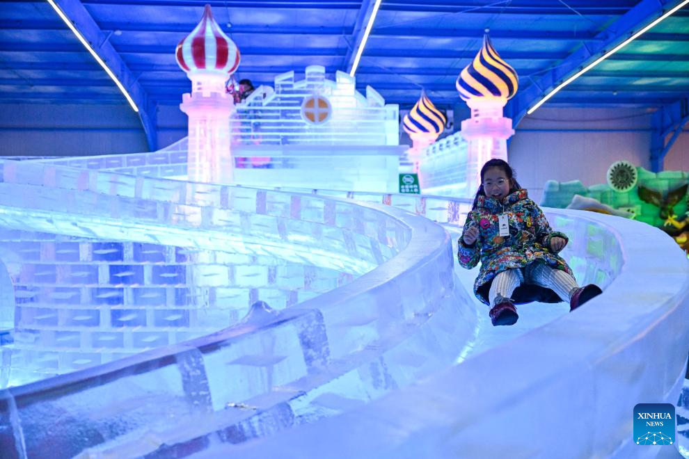 People visit indoor snow and ice world in Huaian, China's Jiangsu