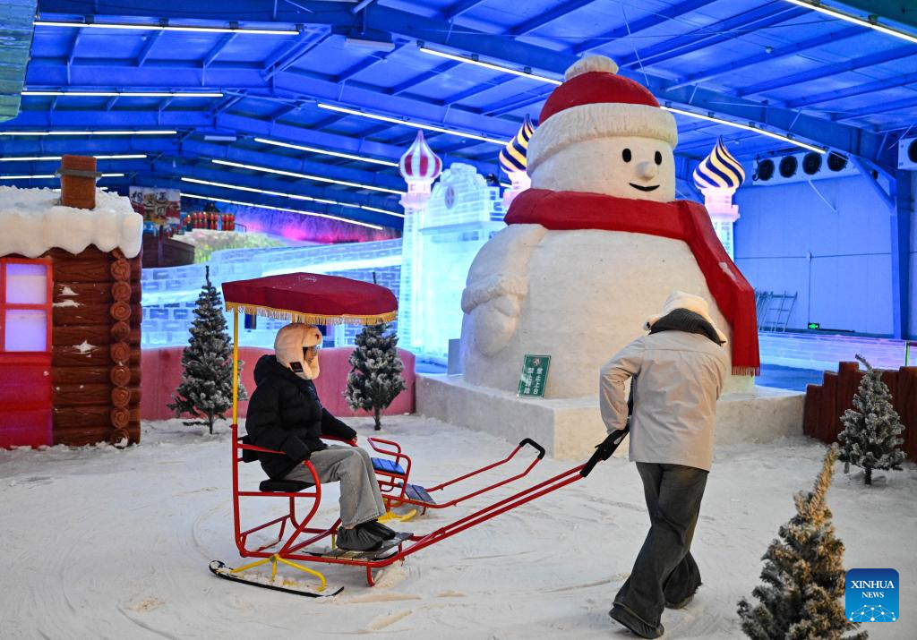 People visit indoor snow and ice world in Huaian, China's Jiangsu