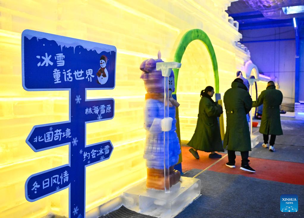People visit indoor snow and ice world in Huaian, China's Jiangsu
