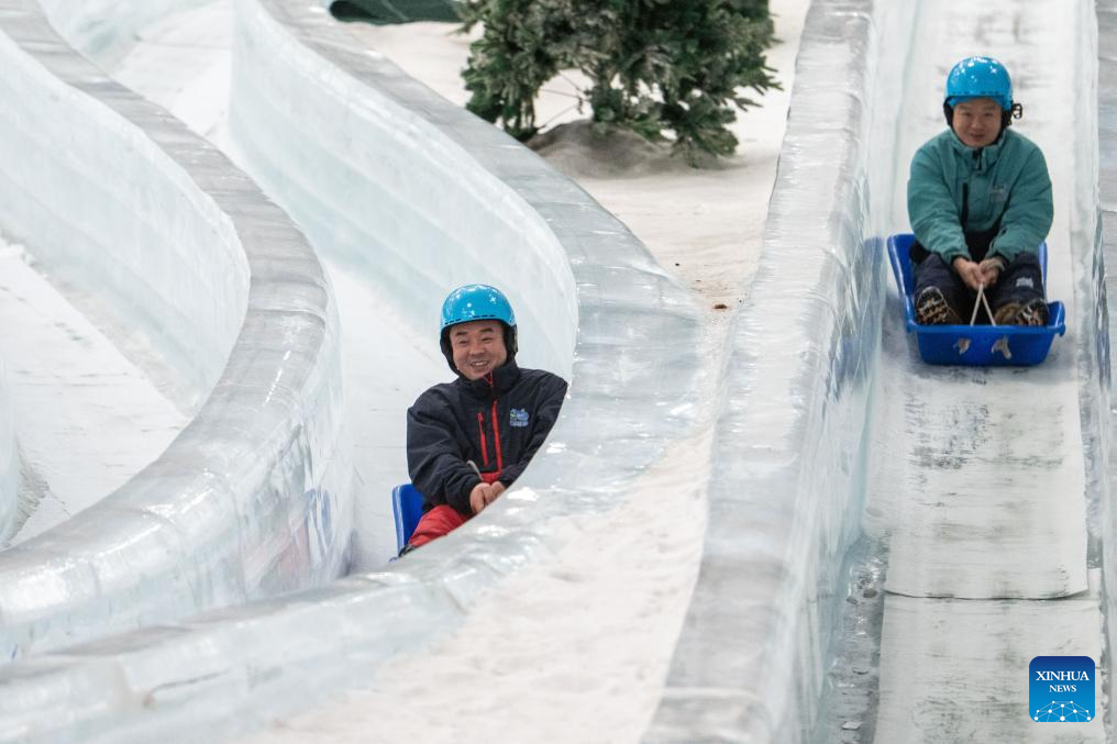 People enjoy themselves at indoor ski resort in Changsha