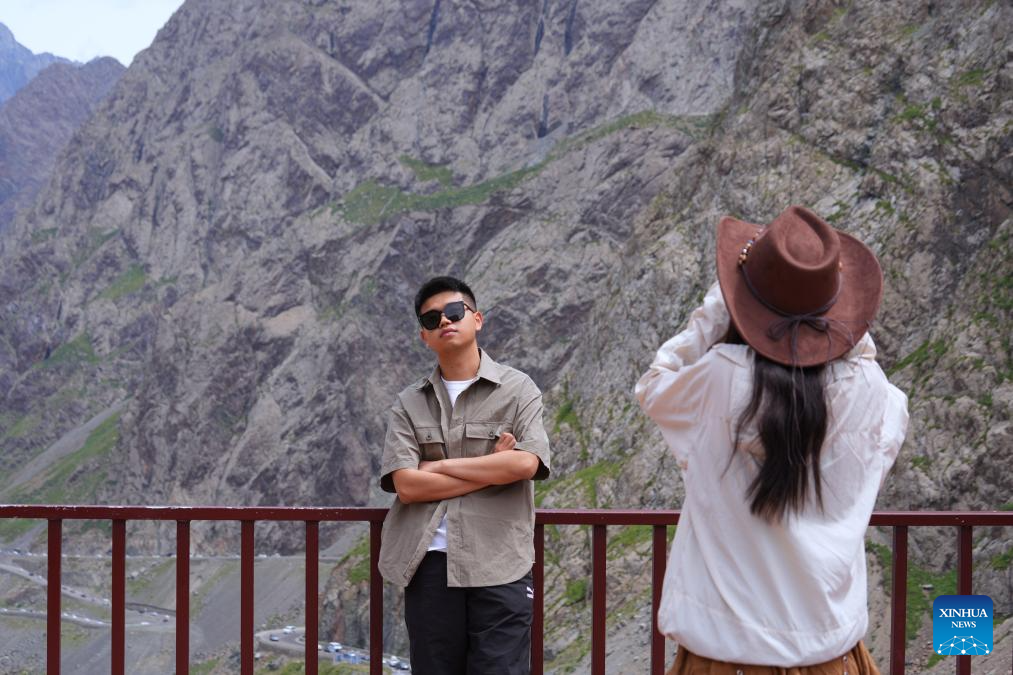 China's Duku Highway sees tourism boom in summer