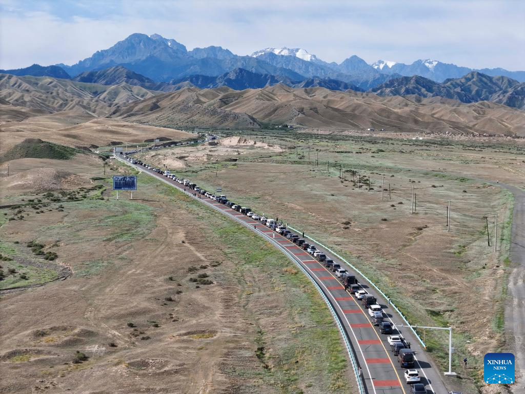 China's Duku Highway sees tourism boom in summer