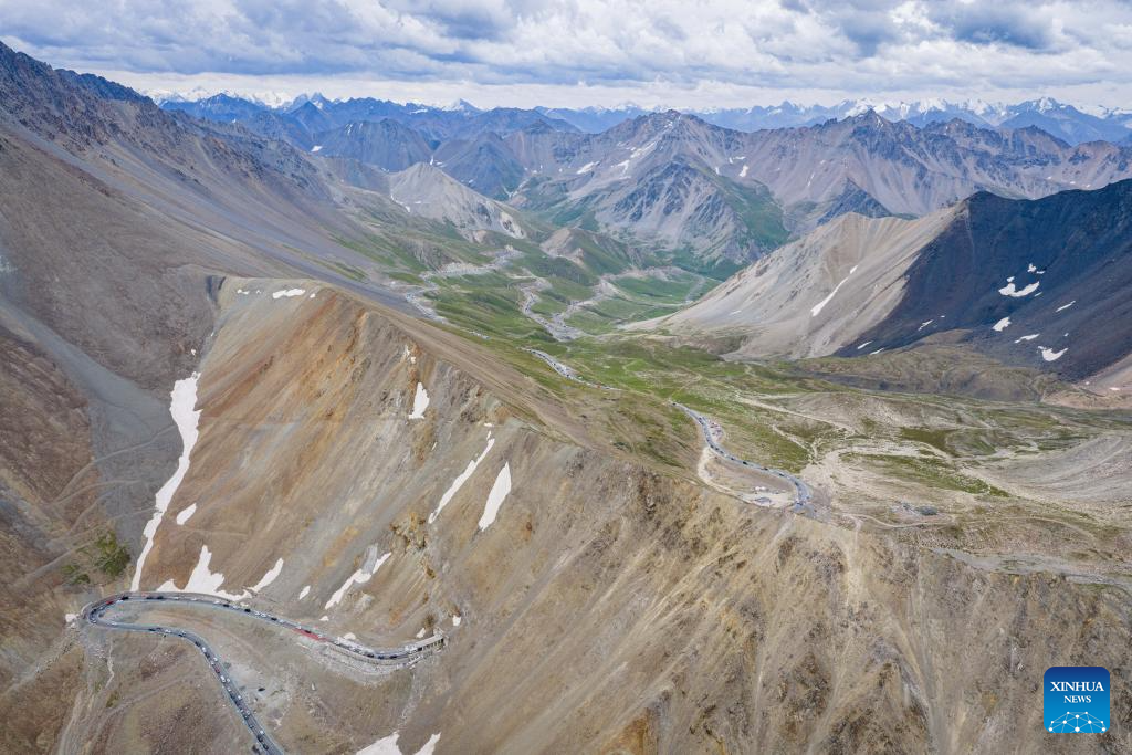 China's Duku Highway sees tourism boom in summer
