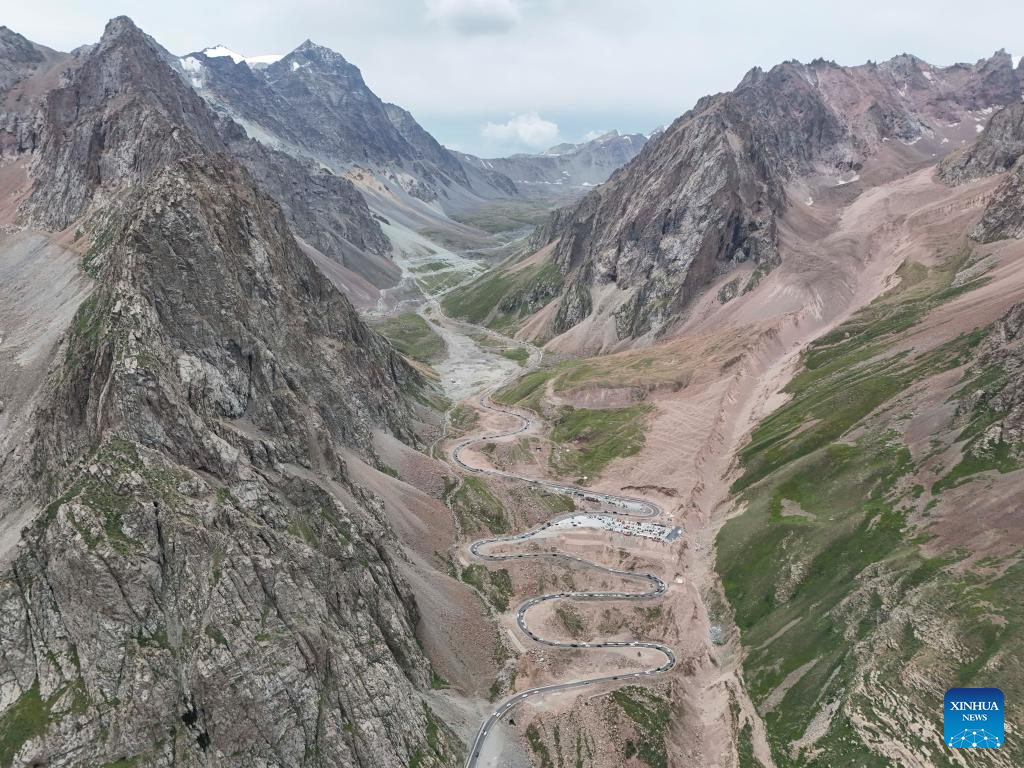 China's Duku Highway sees tourism boom in summer