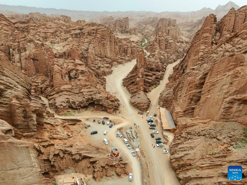 China's Duku Highway sees tourism boom in summer
