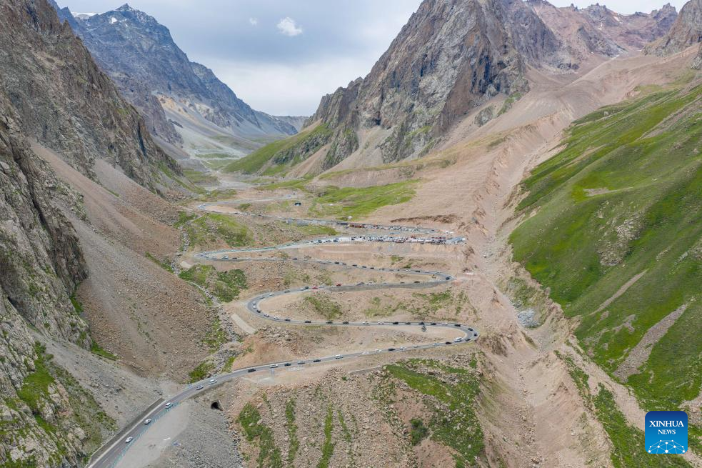 China's Duku Highway sees tourism boom in summer
