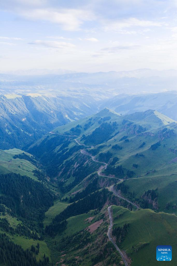 China's Duku Highway sees tourism boom in summer