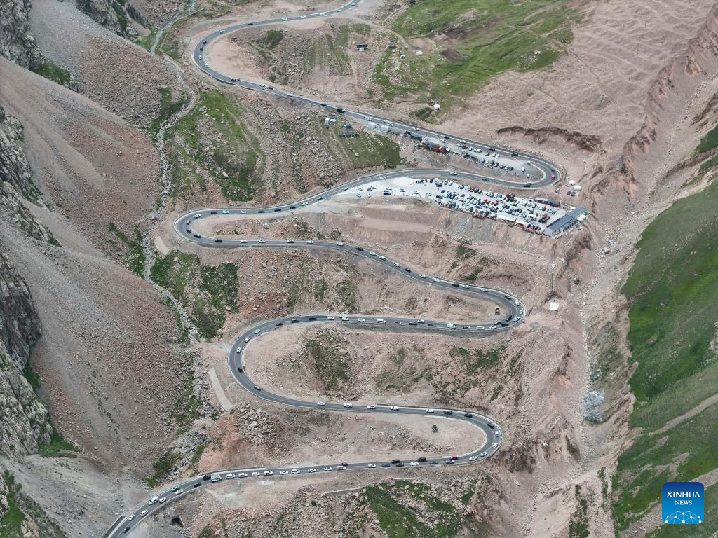 China's Duku Highway sees tourism boom in summer