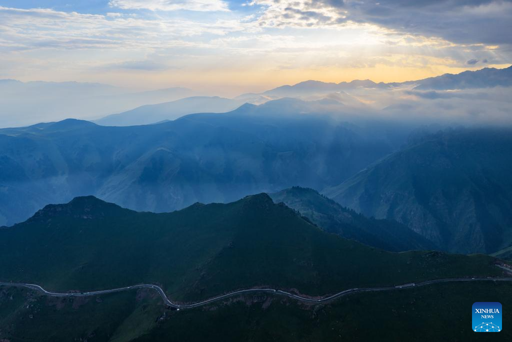 China's Duku Highway sees tourism boom in summer