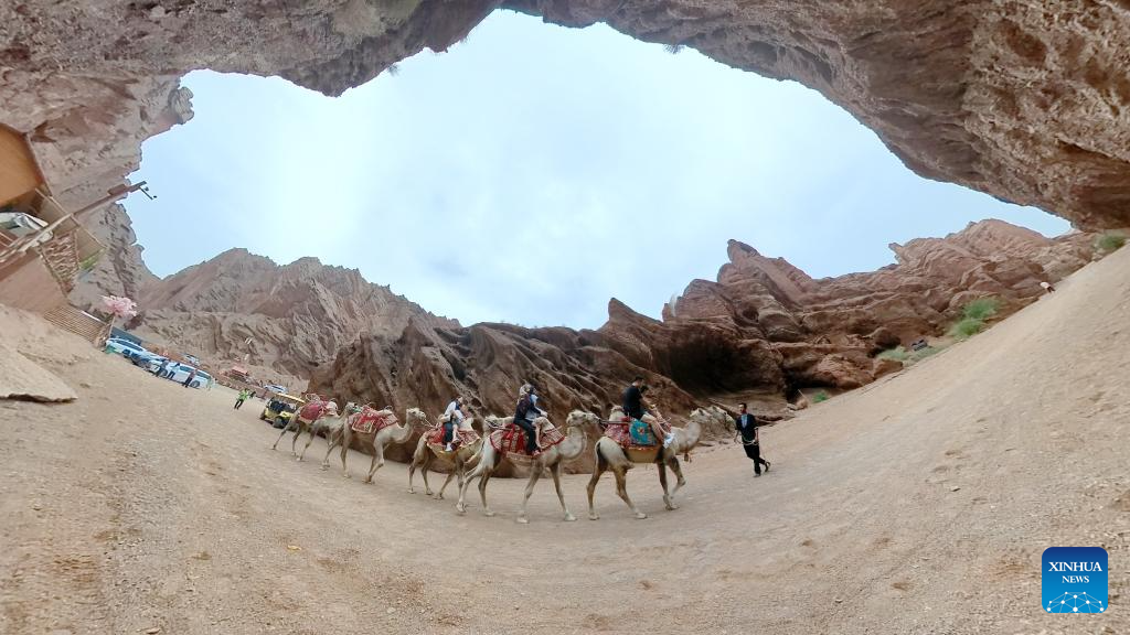 China's Duku Highway sees tourism boom in summer