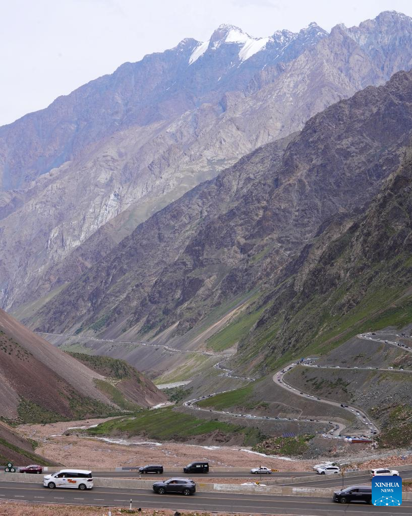 China's Duku Highway sees tourism boom in summer