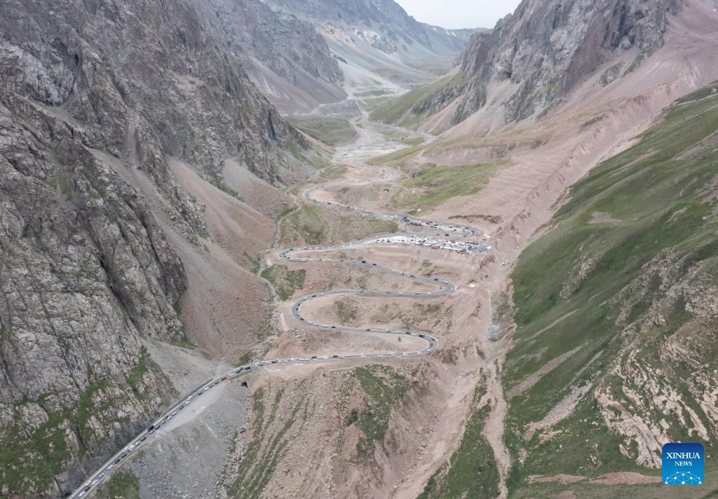 China's Duku Highway sees tourism boom in summer