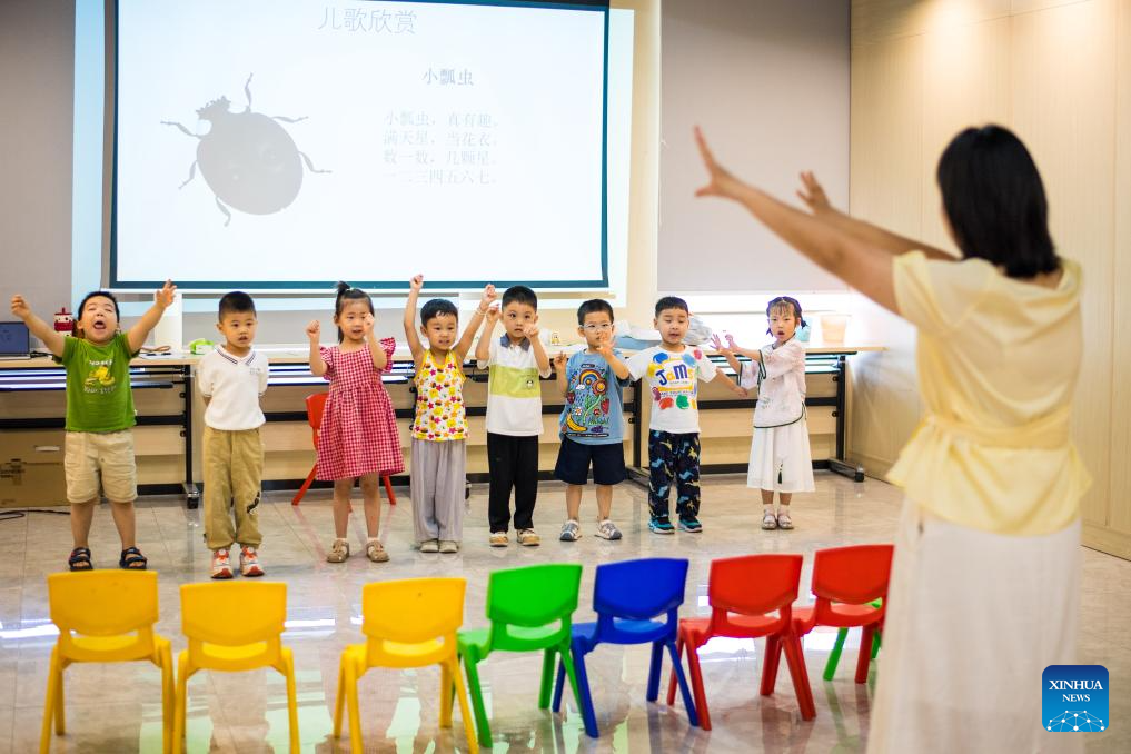 Children enjoy various activities at community service centers in Hangzhou