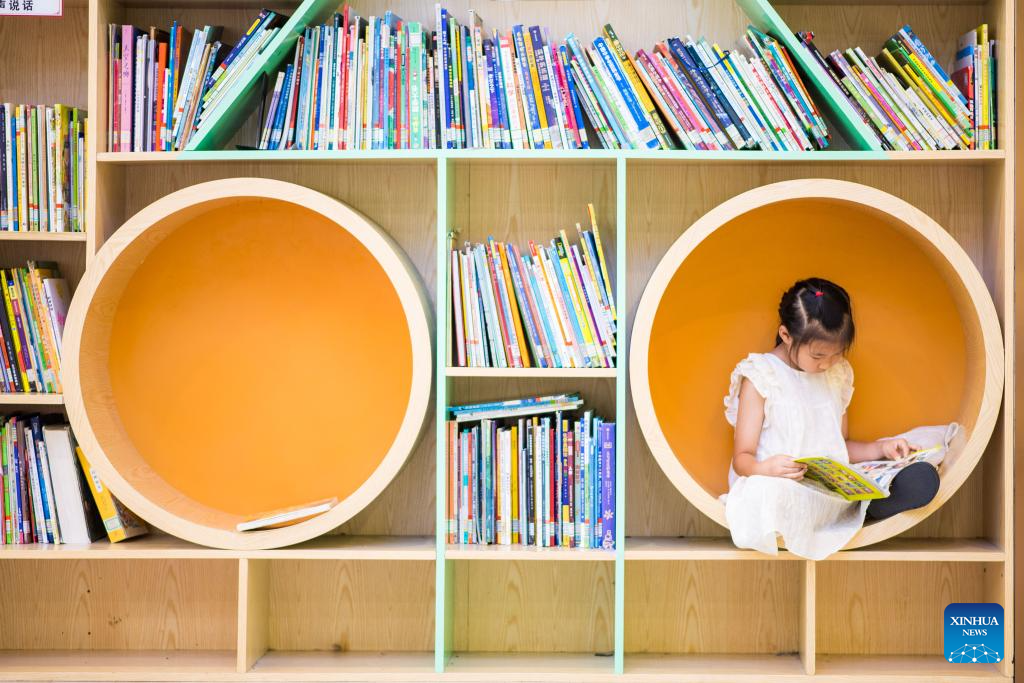 Children enjoy various activities at community service centers in Hangzhou