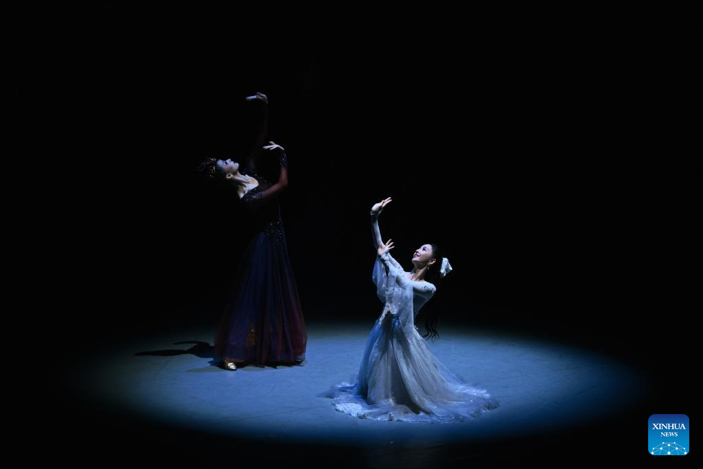 Int'l dance festival opens in China's Xinjiang with 52 performances