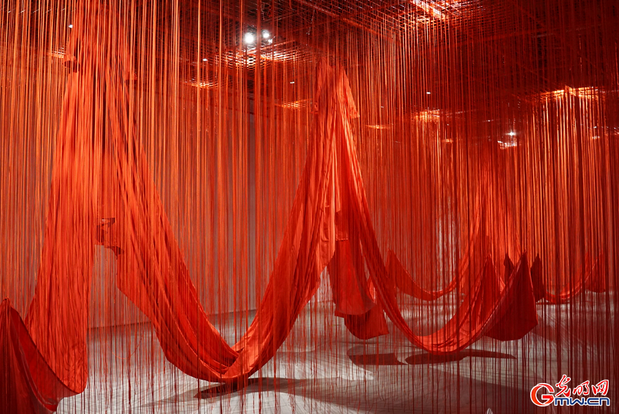 Shenzhen exhibition weaves threads of fate and memory