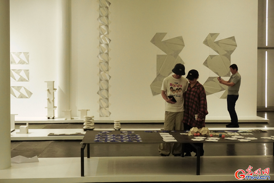 Exhibition unpacks fluid boundaries among form, perception, reality