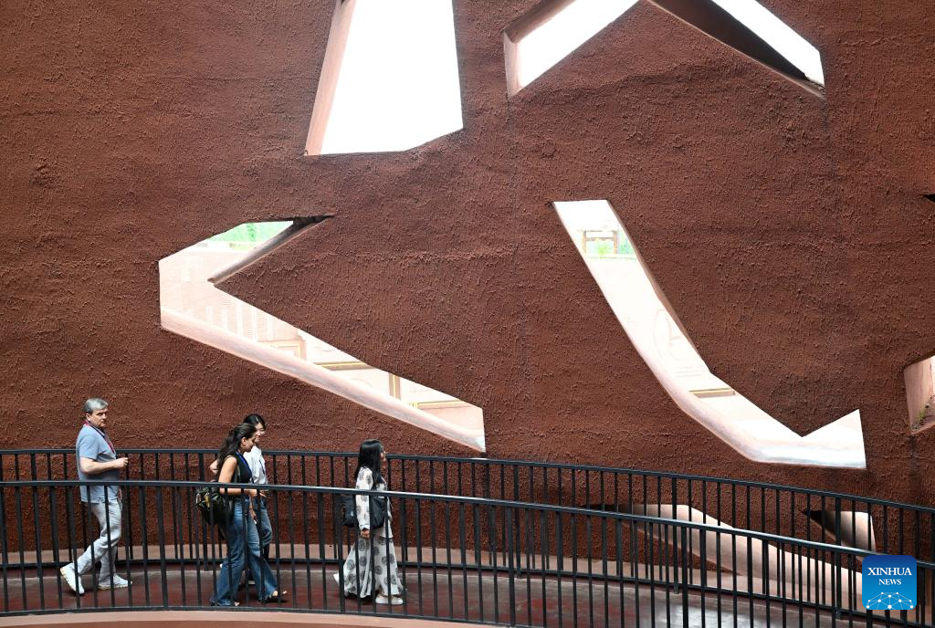 Participants of SCO Media and Think Tank Summit visit various locations in Henan