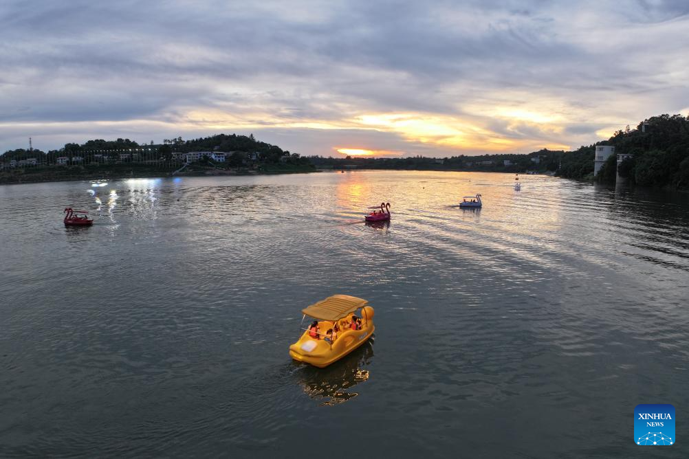 Heat waves boost water-related activities, night tours in China