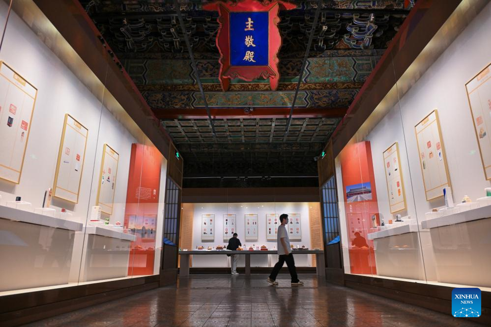 Exhibition of seal carving art for central axis of Beijing kicks off at Forbidden City