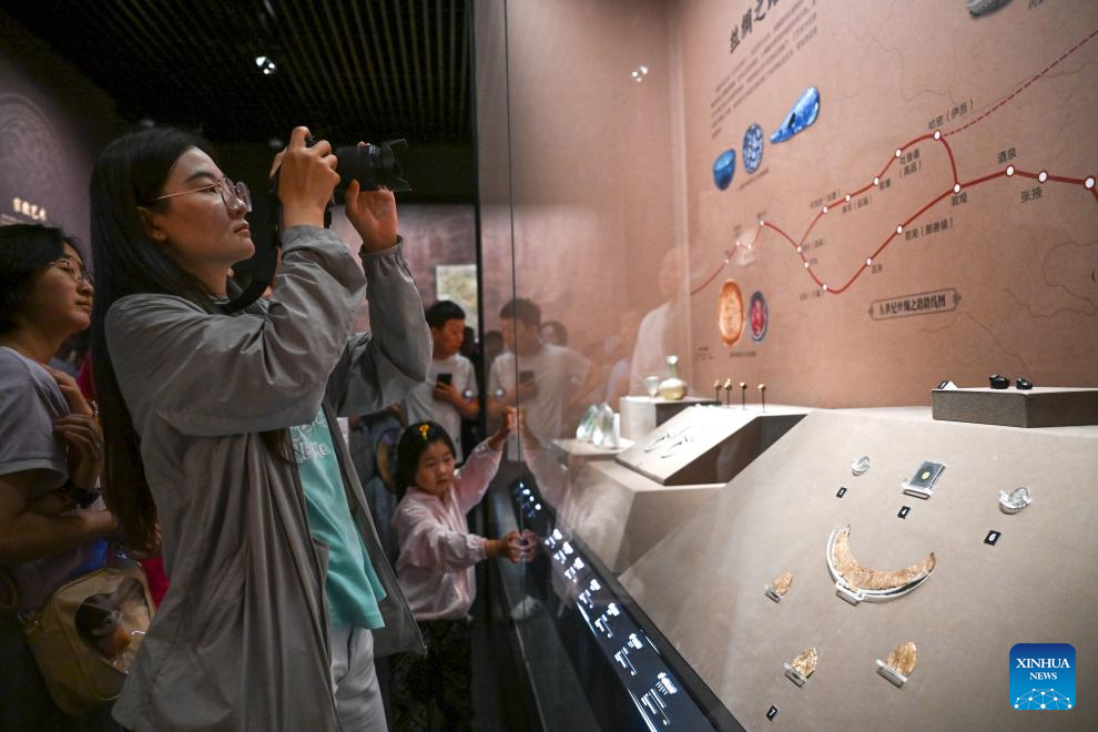 People visit Inner Mongolia Museum in Hohhot