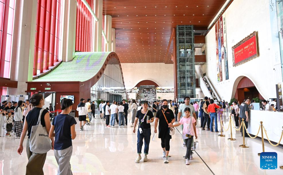 People visit Inner Mongolia Museum in Hohhot