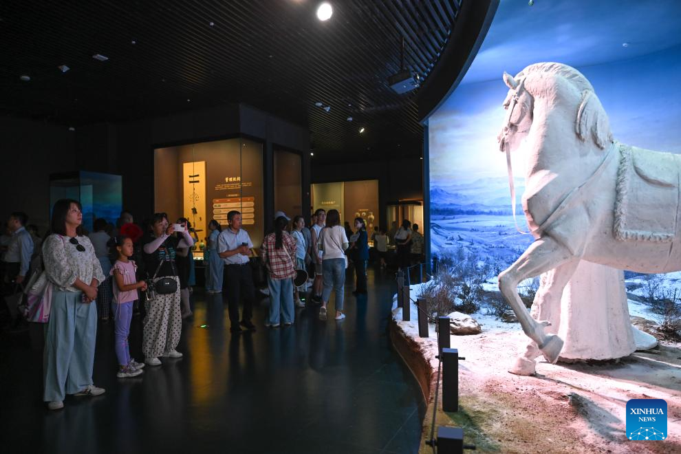 People visit Inner Mongolia Museum in Hohhot