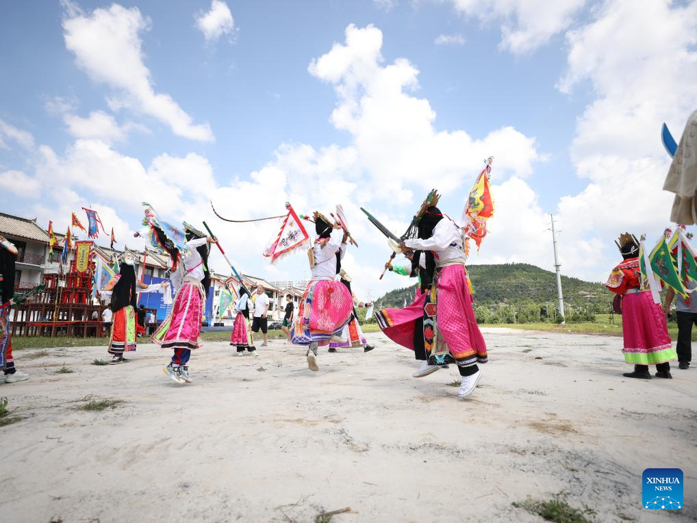 Actors stage Dixi opera performance in China's Guizhou