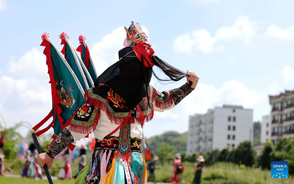 Actors stage Dixi opera performance in China's Guizhou