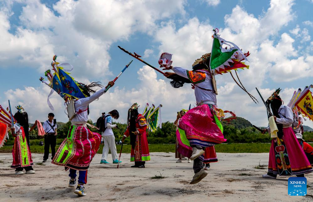 Actors stage Dixi opera performance in China's Guizhou