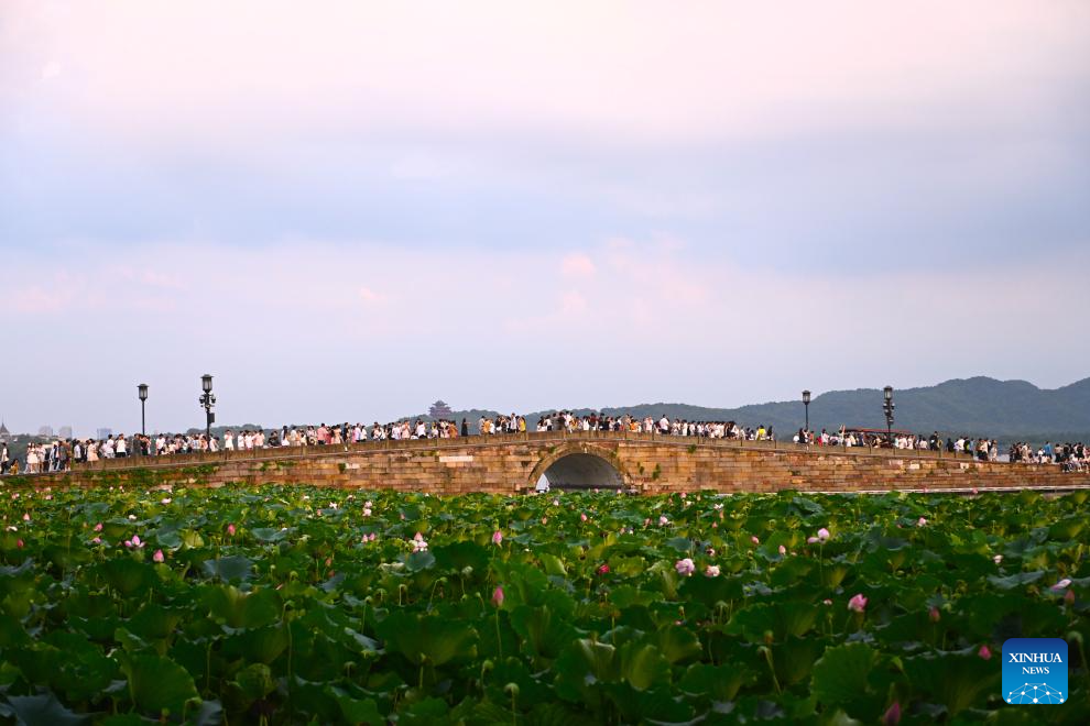 Tourists visit West Lake scenic spot in Hangzhou