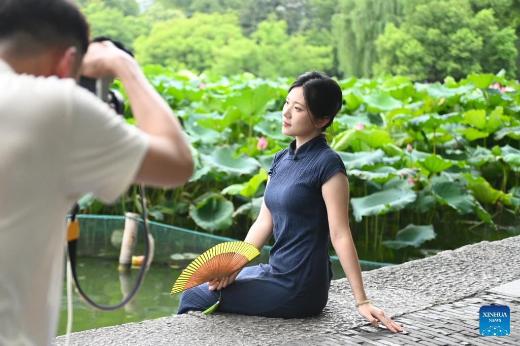 Tourists visit West Lake scenic spot in Hangzhou