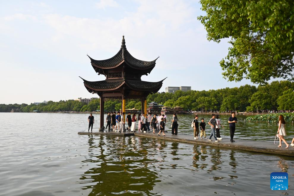 Tourists visit West Lake scenic spot in Hangzhou