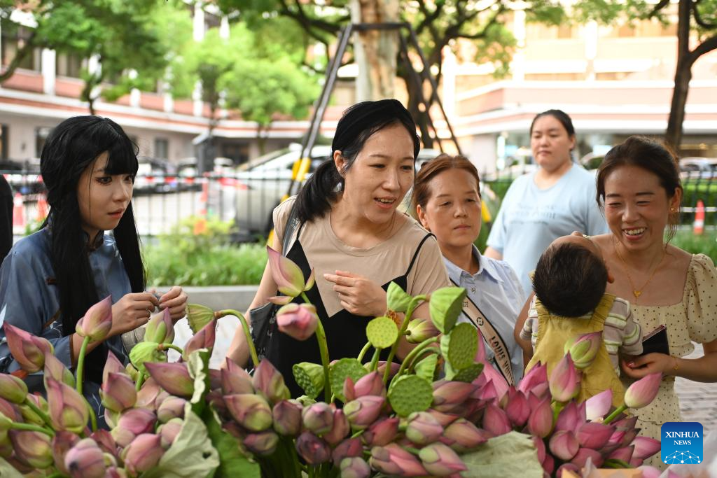 Tourists visit West Lake scenic spot in Hangzhou