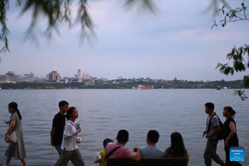 Tourists visit West Lake scenic spot in Hangzhou
