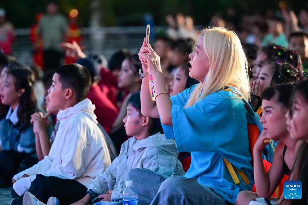 Street dance show held during Xinjiang Int'l Dance Festival