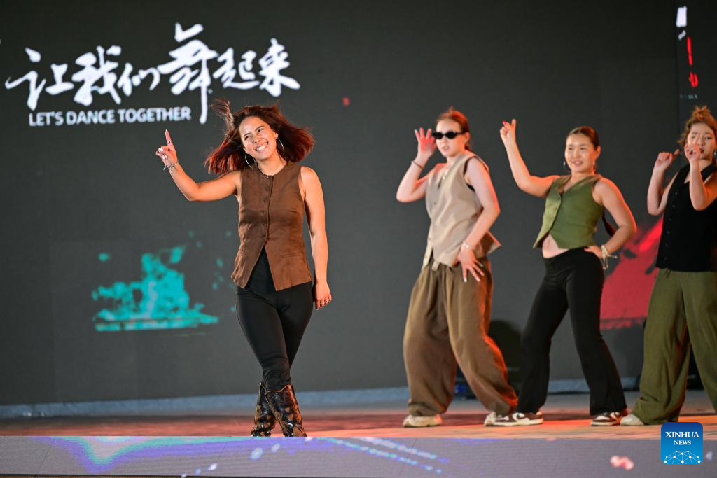 Street dance show held during Xinjiang Int'l Dance Festival