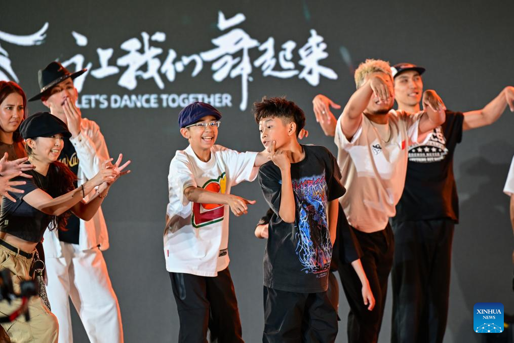 Street dance show held during Xinjiang Int'l Dance Festival