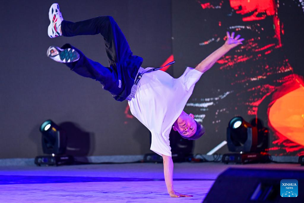 Street dance show held during Xinjiang Int'l Dance Festival