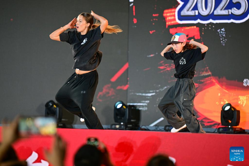 Street dance show held during Xinjiang Int'l Dance Festival