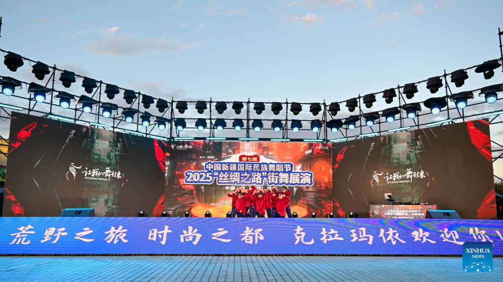 Street dance show held during Xinjiang Int'l Dance Festival