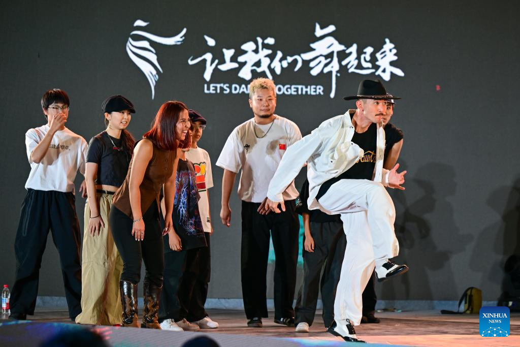 Street dance show held during Xinjiang Int'l Dance Festival