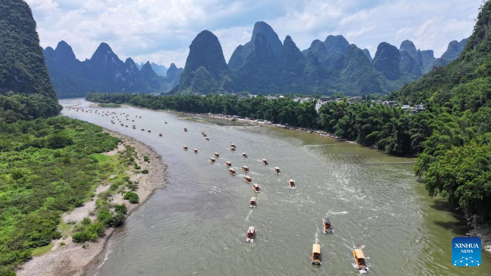 People enjoy summer vacation across China