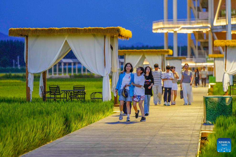 People enjoy summer vacation across China
