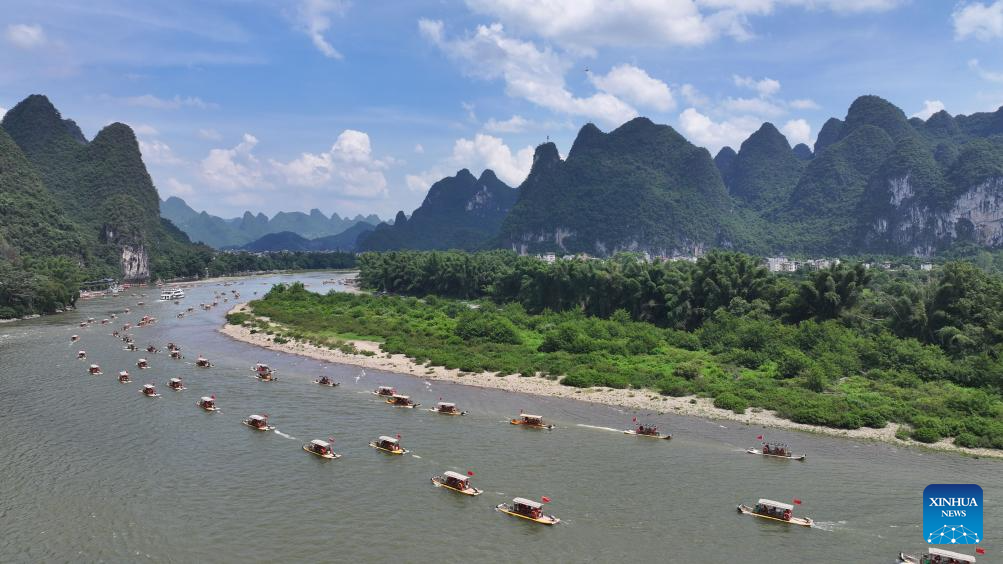 People enjoy summer vacation across China