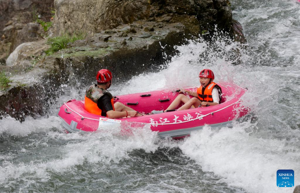 People enjoy summer vacation across China